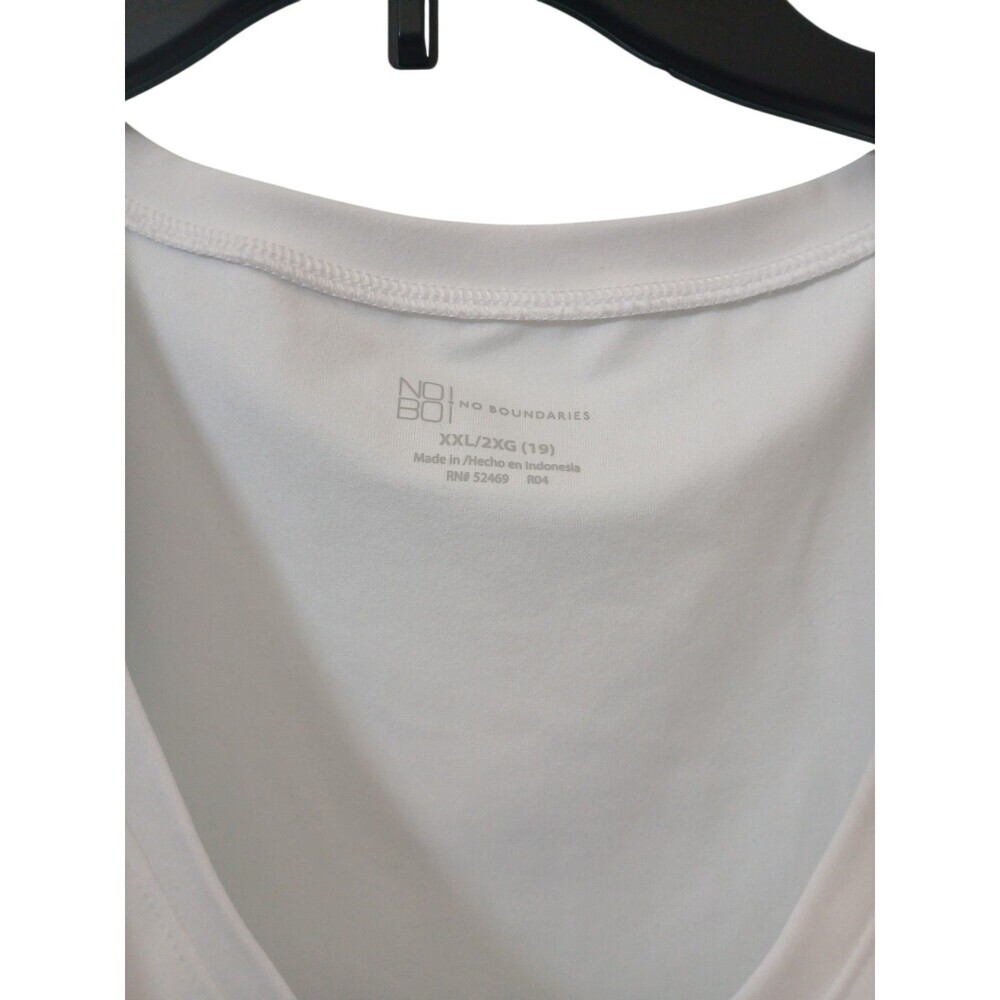 No Boundaries Women’s V-Neck T-Shirt Size XXL White Short Sleeve Basic Casual - Picture 4 of 4